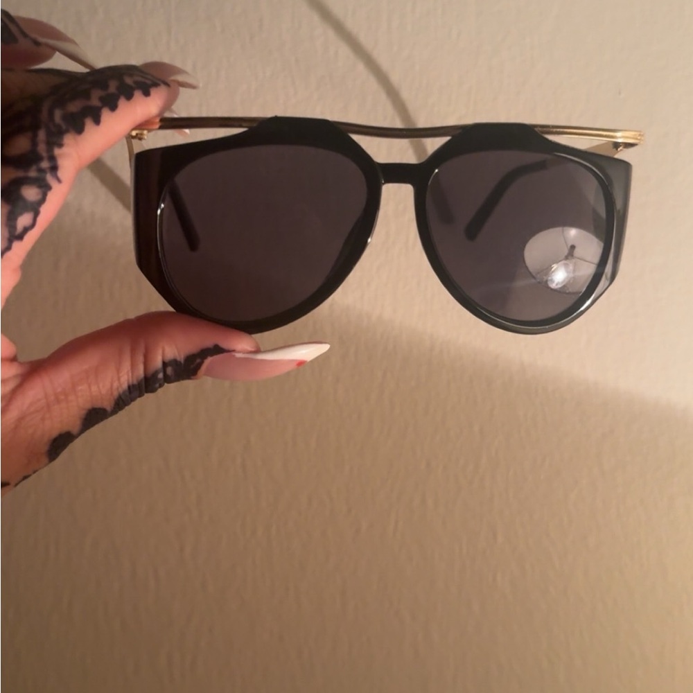 Chic Black Sunglasses